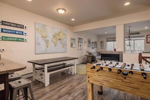 Games room - Girdwood Mountain Basecamp-Sleeps 7-Near Alyeska (Anchorage)