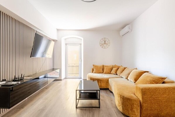 Living area - Perfect 2-bedroom apartment with AC in charming Split (Split)