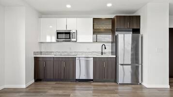 Fridge, microwave, stovetop, dishwasher