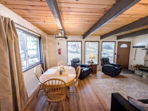 Dining - Deer Canyon Retreat  Cozy Cabin in the Pines (Big Bear Lake)