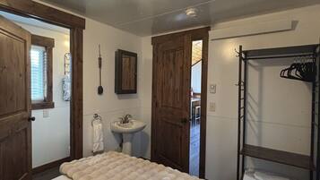 Travel cot, WiFi, bed sheets