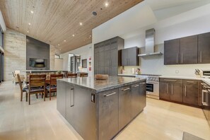 Fridge, microwave, oven, stovetop - KBM Resorts | Walk to Slopes, Sports Court, Private Home Theater, Sleeps 16, Private Hot Tub PCO-184G (Park City)