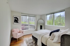 Iron/ironing board, WiFi, bed sheets - Yaletown Oasis (Vancouver)