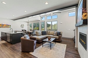 Hús - mörg rúm (Keystone Sanctuary 4 Bed 5 Bath HTTH) | Stofa
