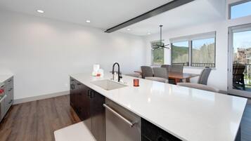 House, Multiple Beds (Keystone Sanctuary 4 Bed 5 Bath HTTH) | Private kitchen