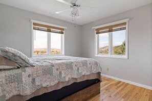 WiFi, bed sheets - Heated pool, views, chef`s kitchen, 3 levels (Rapid City)