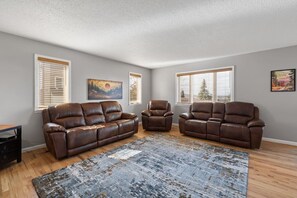 Interior - Heated pool, views, chef`s kitchen, 3 levels (Rapid City)