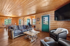 TV - Log cabin on a canyon, panoramic hills, 3 levels (Rapid City)