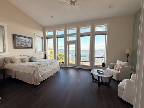 Waterfront, unobstructed view of Bellingham Bay, luxury 3+ bedroom townhouse