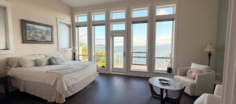 Waterfront, unobstructed view of Bellingham Bay, luxury 3+ bedroom townhouse
