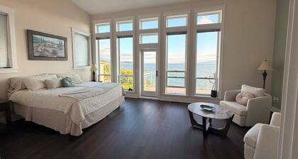 Waterfront, unobstructed view of Bellingham Bay, luxury 3+ bedroom townhouse