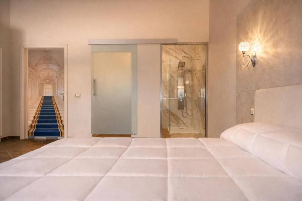 Suite, balkon, pemandangan halaman | Kedap suara, setrika/meja setrika, dan Wi-Fi gratis