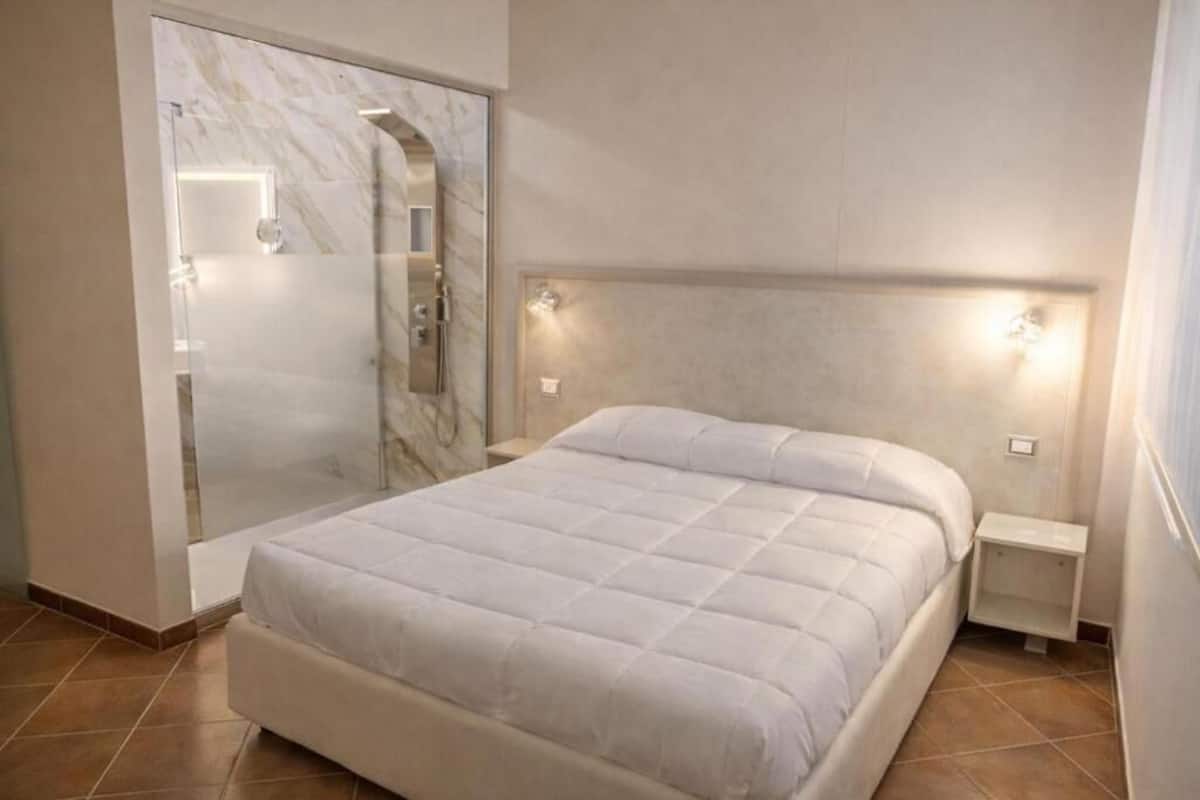 Kamar Double, di pinggir kolam renang | Kedap suara, setrika/meja setrika, dan Wi-Fi gratis