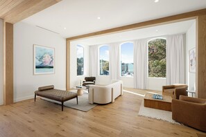 Ein geräumiges Wohnzimmer mit einem modernen Sofa, einer braunen Lederecke und einem Couchtisch.