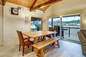 Dining - Cape House Retreat Riverfront w/Easy Beach Access. Pet Friendly! (Cloverdale)