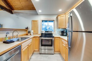 Fridge, microwave, oven, stovetop - Cape House Retreat Riverfront w/Easy Beach Access. Pet Friendly! (Cloverdale)