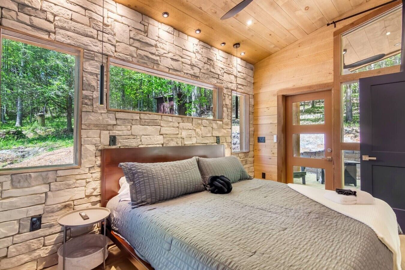 Iron/ironing board, travel crib, WiFi, bed sheets