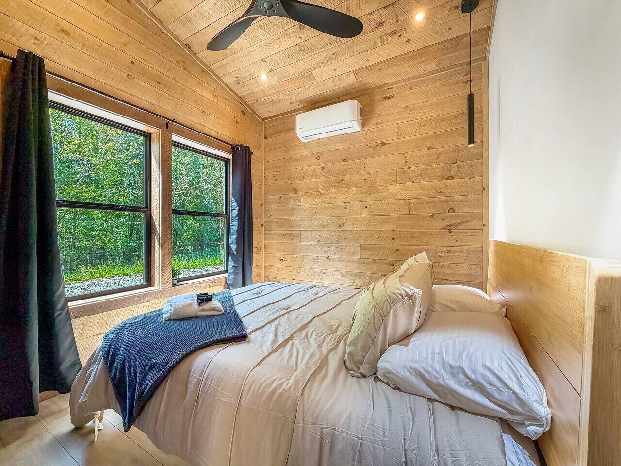 Iron/ironing board, travel crib, WiFi, bed sheets