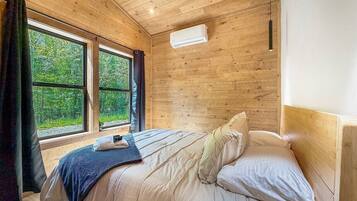 Iron/ironing board, travel crib, WiFi, bed sheets