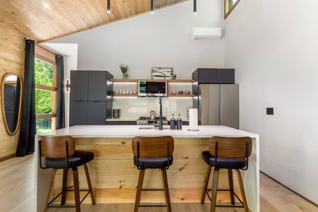 Réfrigérateur, four à micro-ondes, un four, surface de cuisson