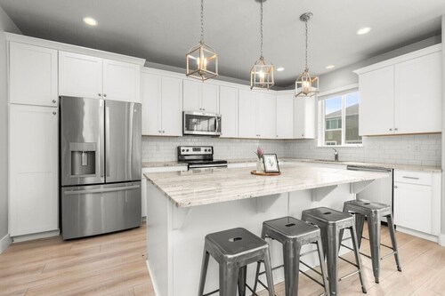 Great Family House | Sleeps 14 | Backyard & Garage