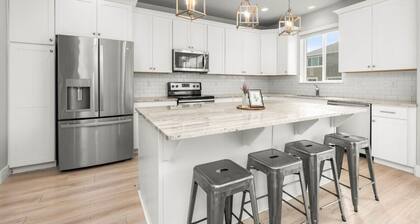 Great Family House | Sleeps 14 | Backyard & Garage