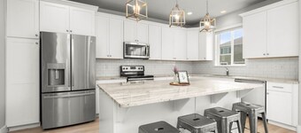 Great Family House | Sleeps 14 | Backyard & Garage