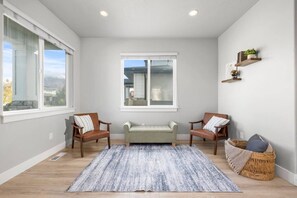 Interior - Great Family House | Sleeps 14 | Backyard & Garage (Vineyard)