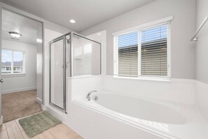 Bathroom - Great Family House | Sleeps 14 | Backyard & Garage (Vineyard)