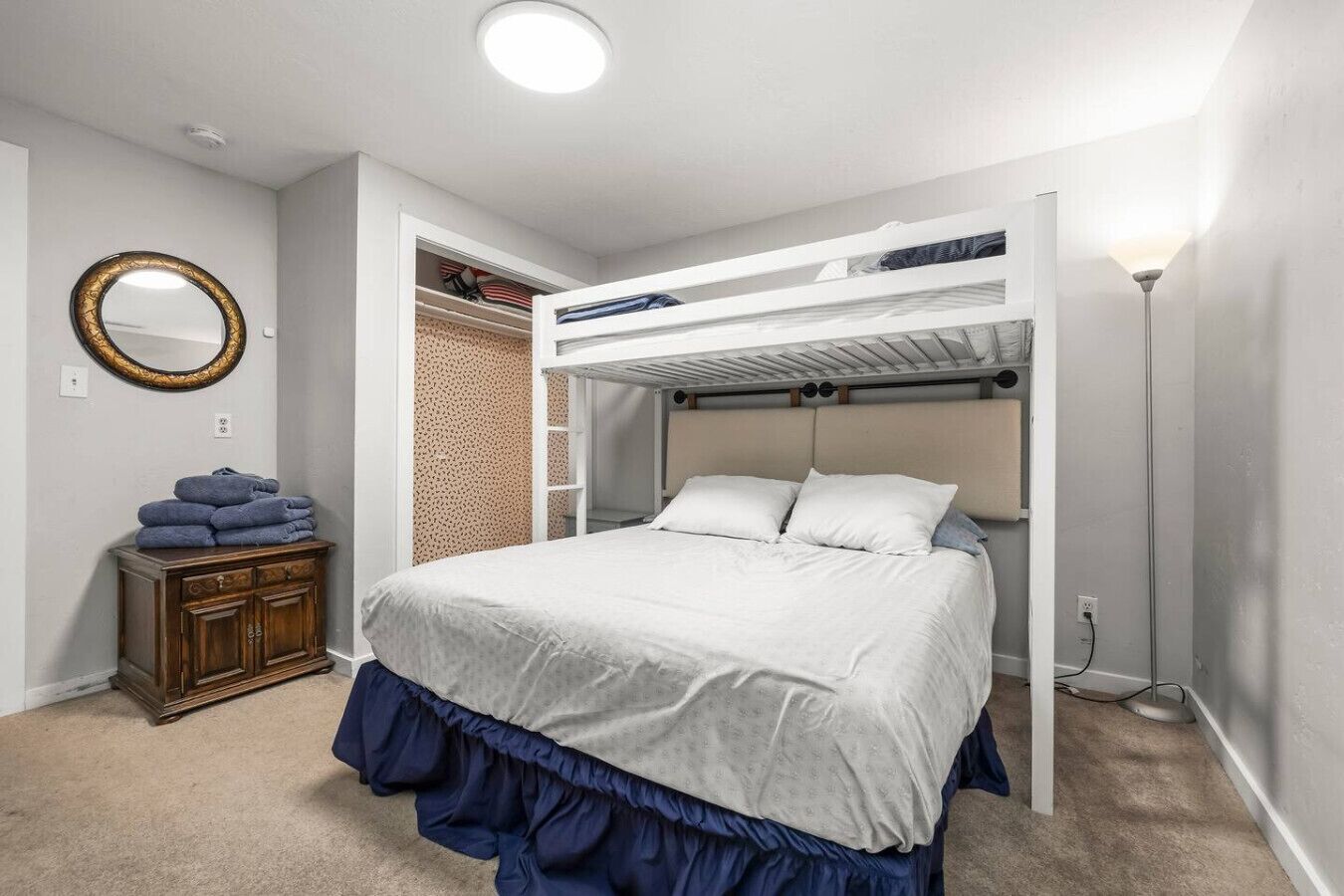 Desk, travel cot, WiFi, bed sheets