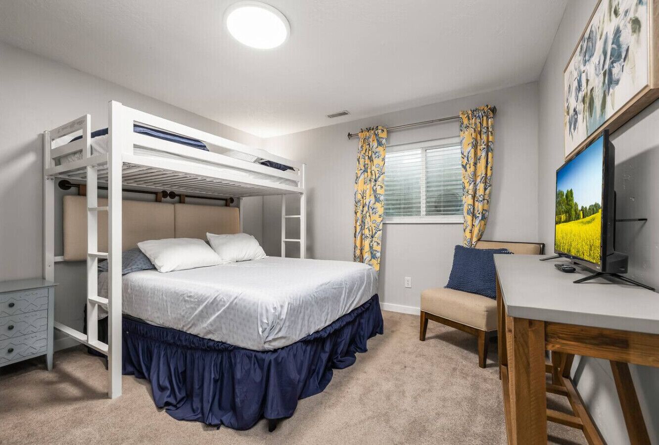 Desk, travel cot, WiFi, bed sheets