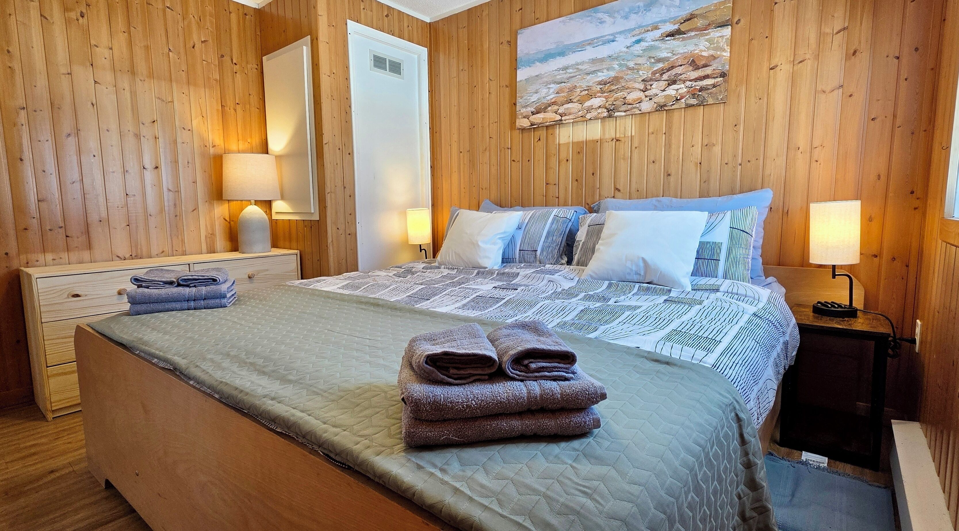 2 bedrooms, internet, bed sheets