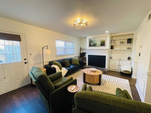 Updated 2 bed, 2.5 bath townhome in Five Points