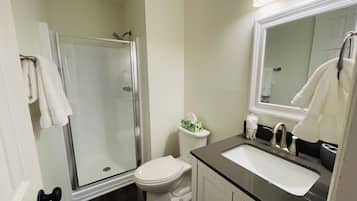 Douche, serviettes fournies, papier toilette