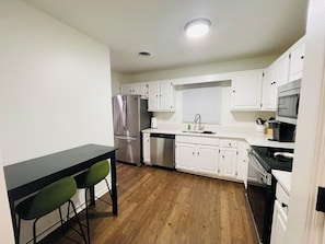 Réfrigérateur, four à micro-ondes, un four, surface de cuisson
