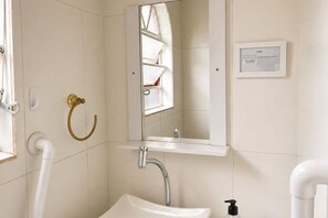 Hair dryer, towels, soap, shampoo - Cozy Boutique House • Gardens and Rooftop • Near Everthing! (São Paulo)