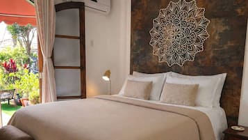 3 habitaciones, escritorio y tabla de planchar con plancha