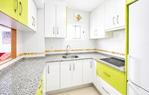 Fridge, microwave, stovetop, coffee/tea maker - Gorgeous apartment in Oropesa del Mar with WiFi (Oropesa del Mar)