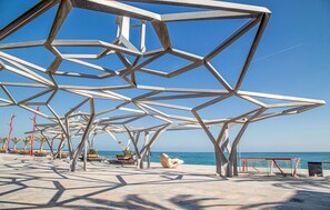 Eine geometrische Metallkonstruktion mit freiem Blick auf Meer und Himmel.