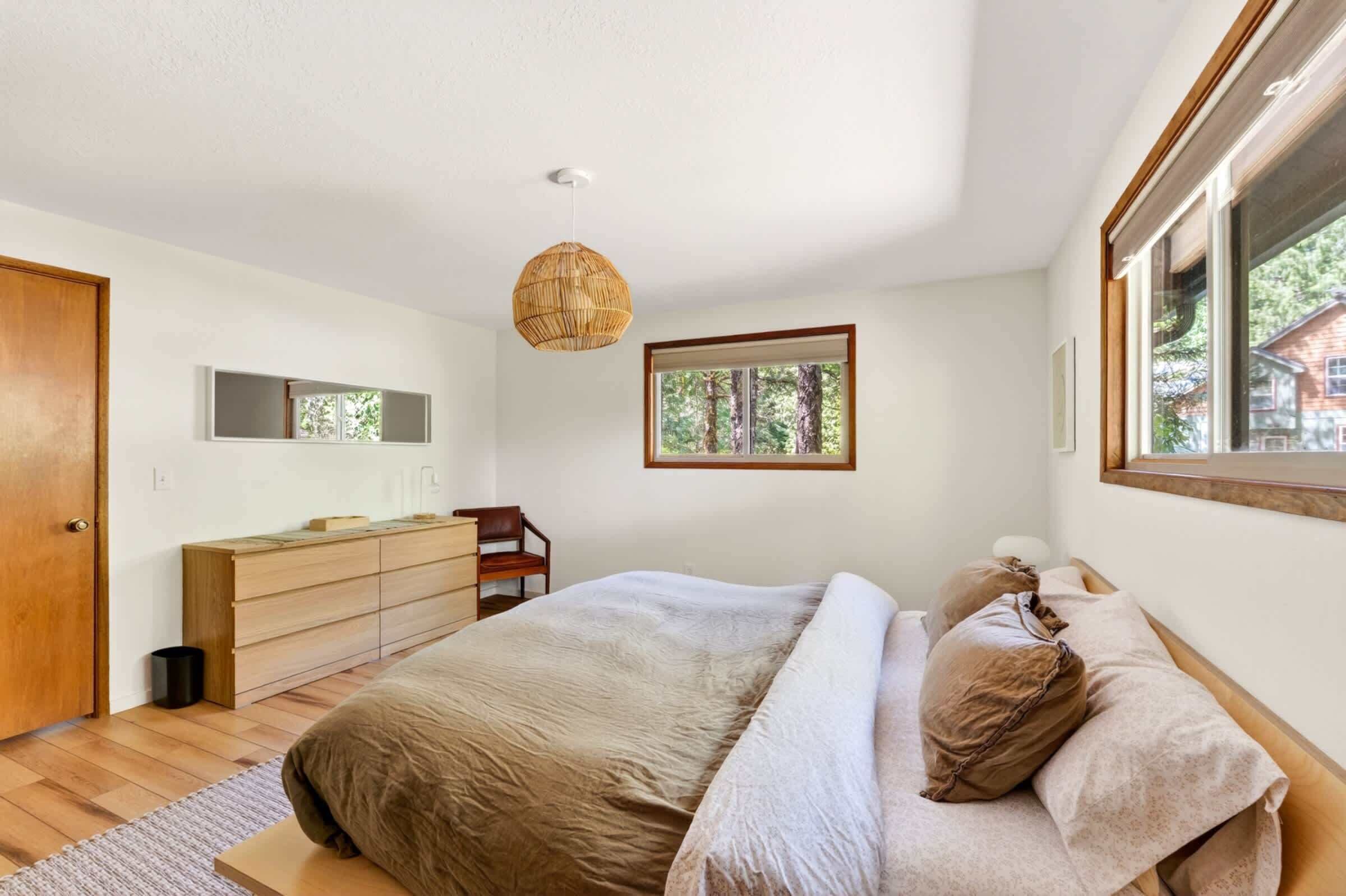 Iron/ironing board, travel crib, WiFi, bed sheets