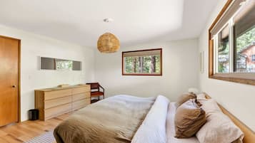 Iron/ironing board, travel crib, WiFi, bed sheets