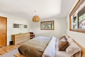 Bügeleisen/Bügelbrett, Reisekinderbett, WLAN, Bettwäsche