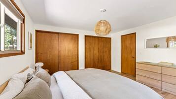 3 bedrooms, iron/ironing board, travel crib, WiFi