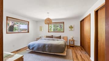 Iron/ironing board, travel cot, WiFi, bed sheets