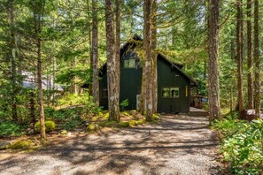 Exterior - Cozy Mt. Hood Cabin in Zig Zag Village (Rhododendron)