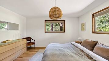 Iron/ironing board, travel cot, WiFi, bed sheets