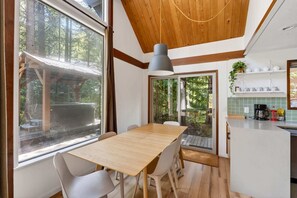 Dining - Cozy Mt. Hood Cabin in Zig Zag Village (Rhododendron)