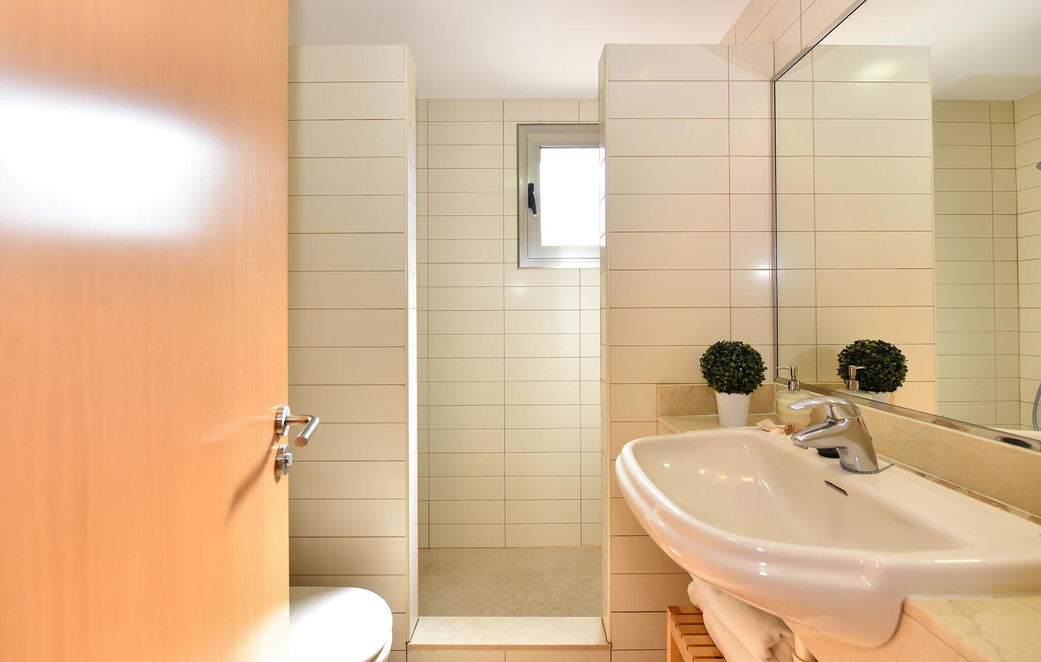 Ein Badezimmer mit Toilette, Waschbecken und Dusche.