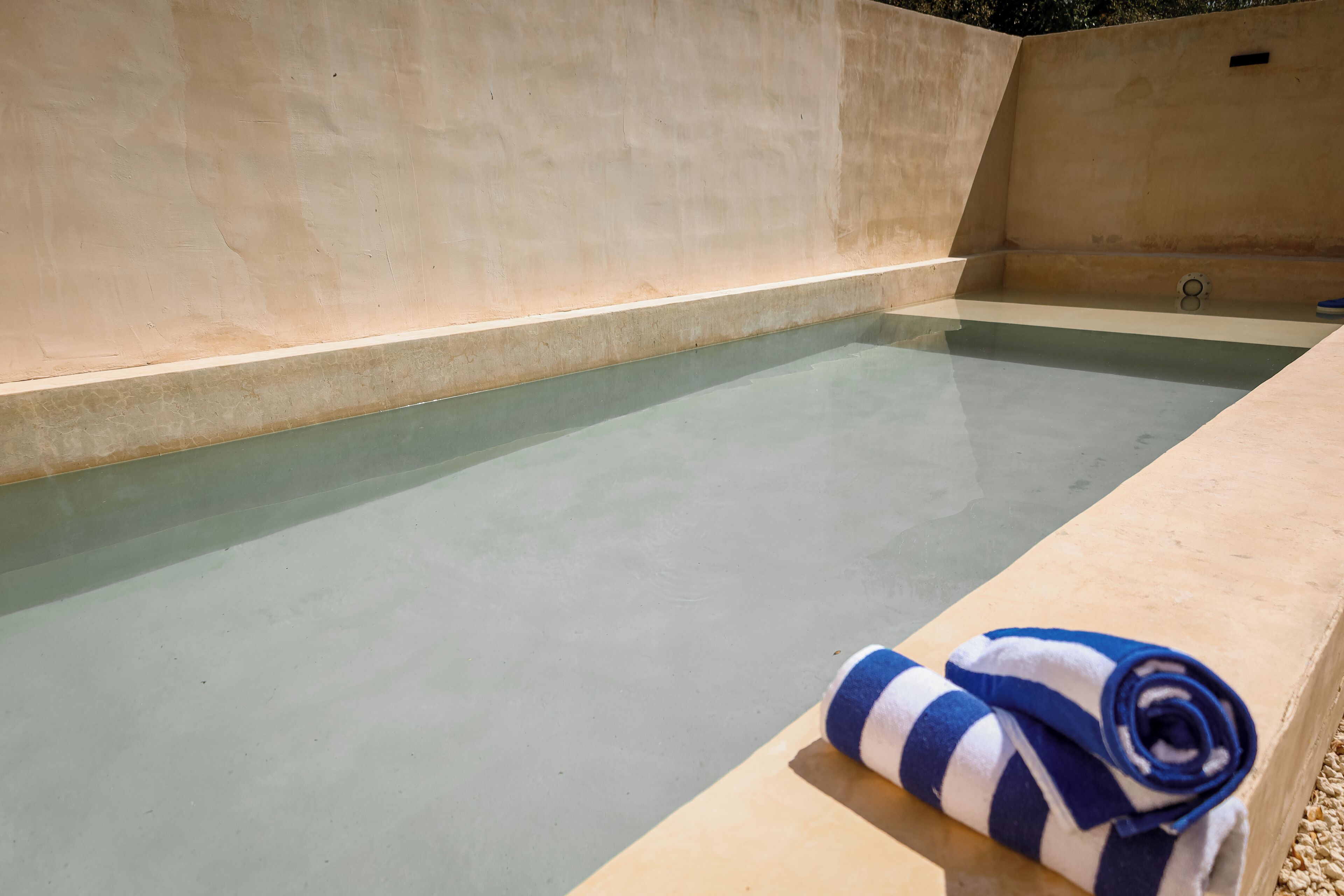 Una piscina amb una tovallola al costat.