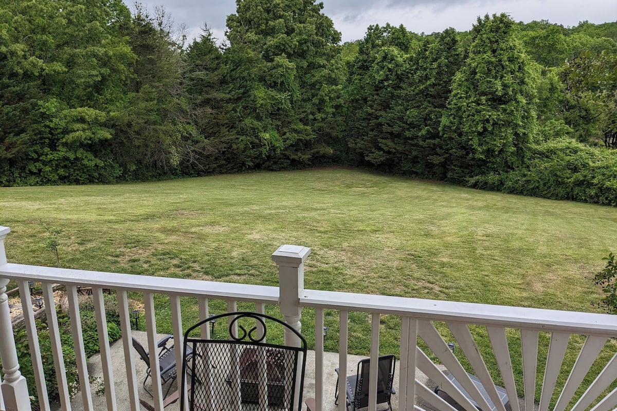 Room, 1 Queen Bed, Shared Bathroom, Garden View | Property grounds